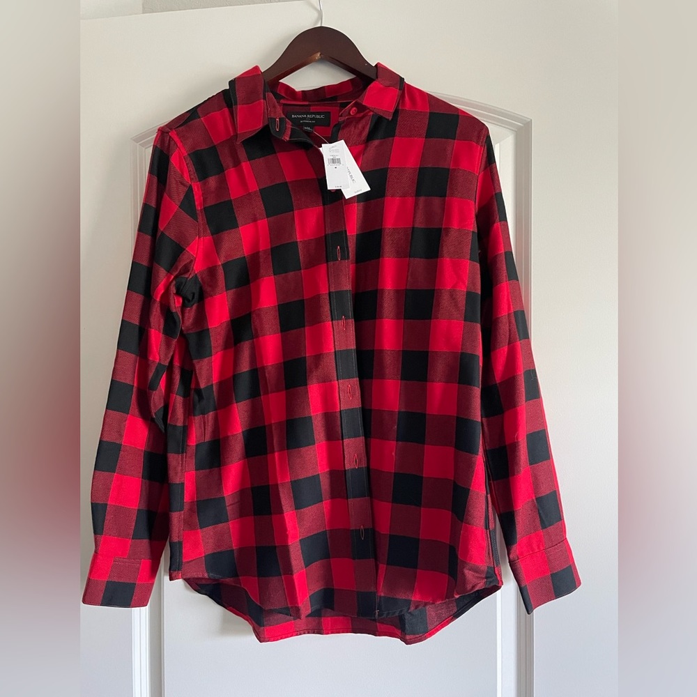 NWT! banana republic plaid red and black button down size M! ❤️🖤